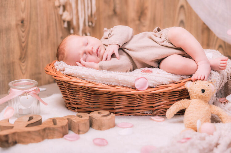 spokojené miminko, fotka miminka, newborn,holčičí scéna, dětský smích,