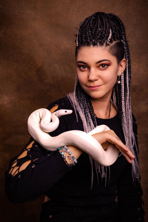 snake with women, fotka s hadem, atelier, barevné pozadí, model with snake, ladie and snake, zena s hadem, had, Lučiště, krajta, python regius, hnědé pozadí, rasta copánky