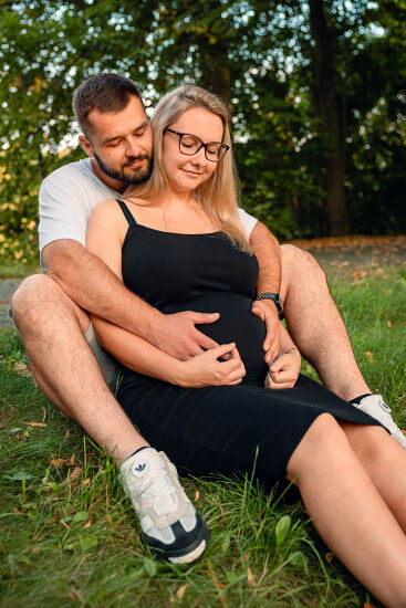 těhotenské foceni, budeme tři, park, zámek kozel, pár, čekáme miminko, těhotenský fotograf, těhotenské focení s partnerem, těhotenské foto, těhotenské fotografie v přírodě, tehotenske rodinné foto, těhu focení,