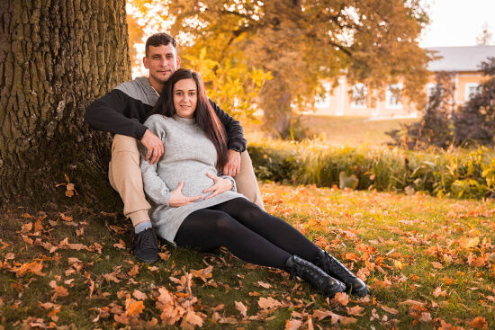 těhotenské foceni, budeme tři, pár, čekáme miminko, partnerské objetí, těhotenský fotograf, těhotenské focení s partnerem, těhotenské foto, těhotenské fotografie v přírodě, těhotenske rodinné foto, těhu focení, Zámek Kozel, zámecký park